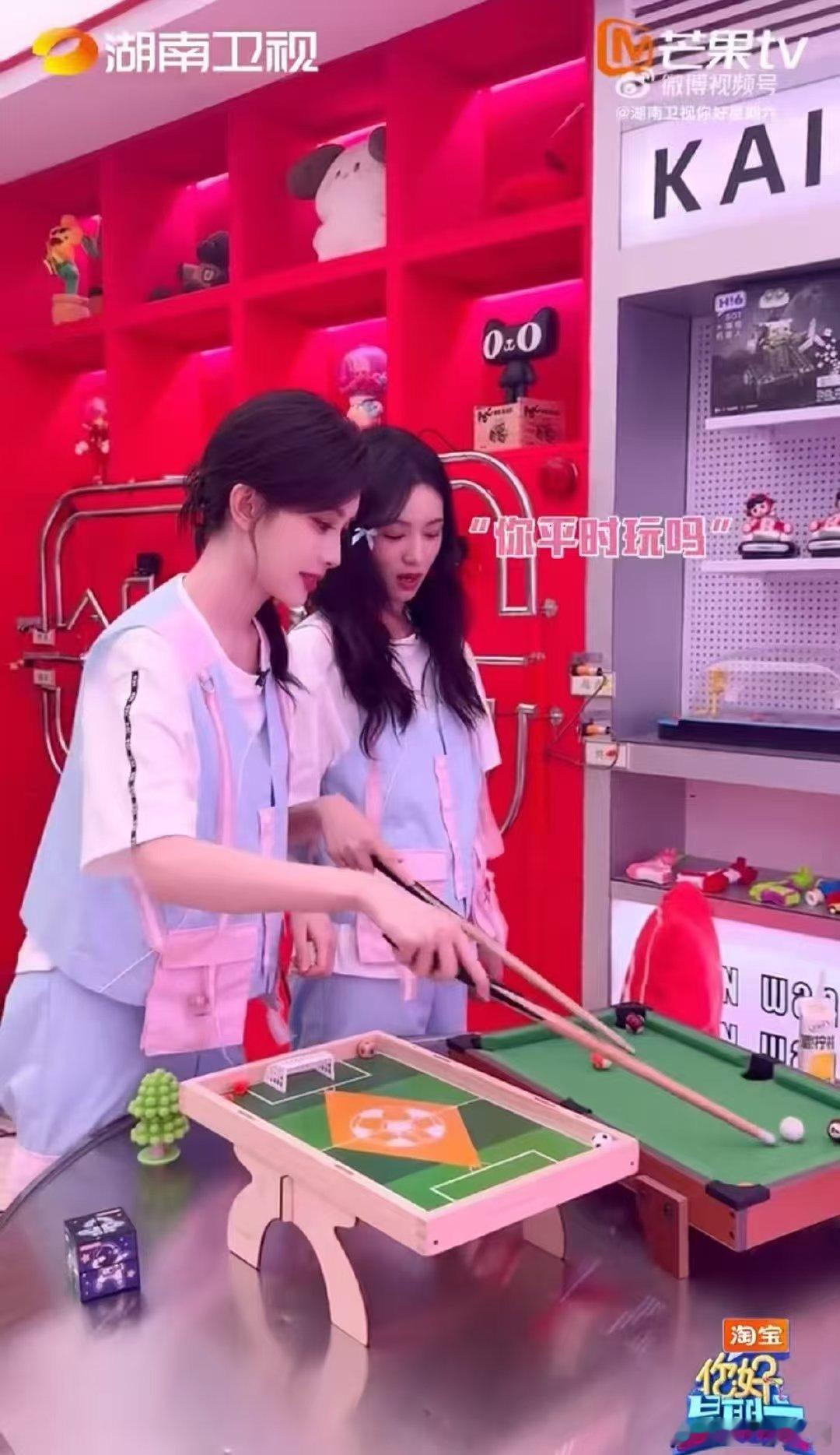 孟子义周也白蛇青蛇即视感你好星期六 孟子义周也来好六街啦！一见面就贴在一起，互动