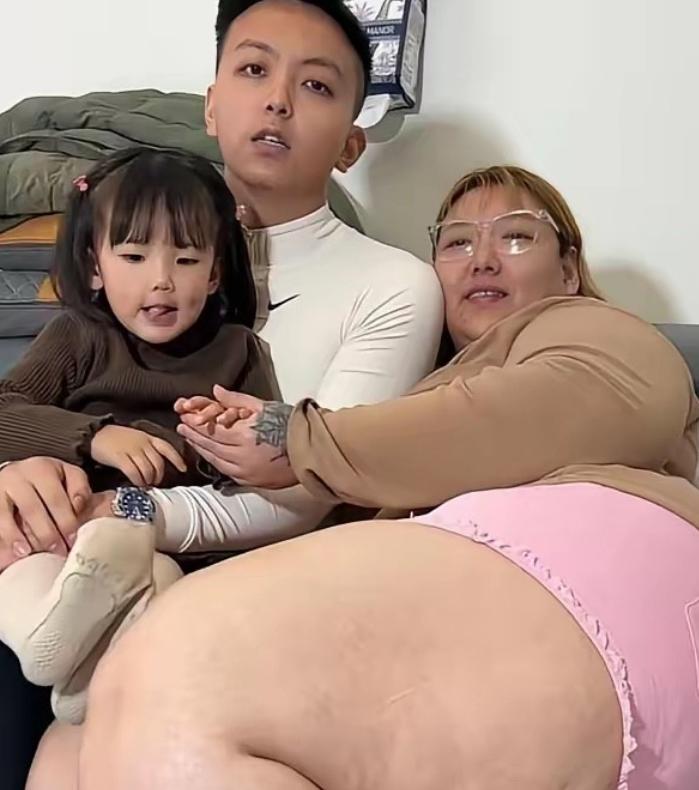 贵州小伙看上河北一位四百斤的姑娘，俩人谈恋爱之前说好，往后都不用刻意减肥，到现在