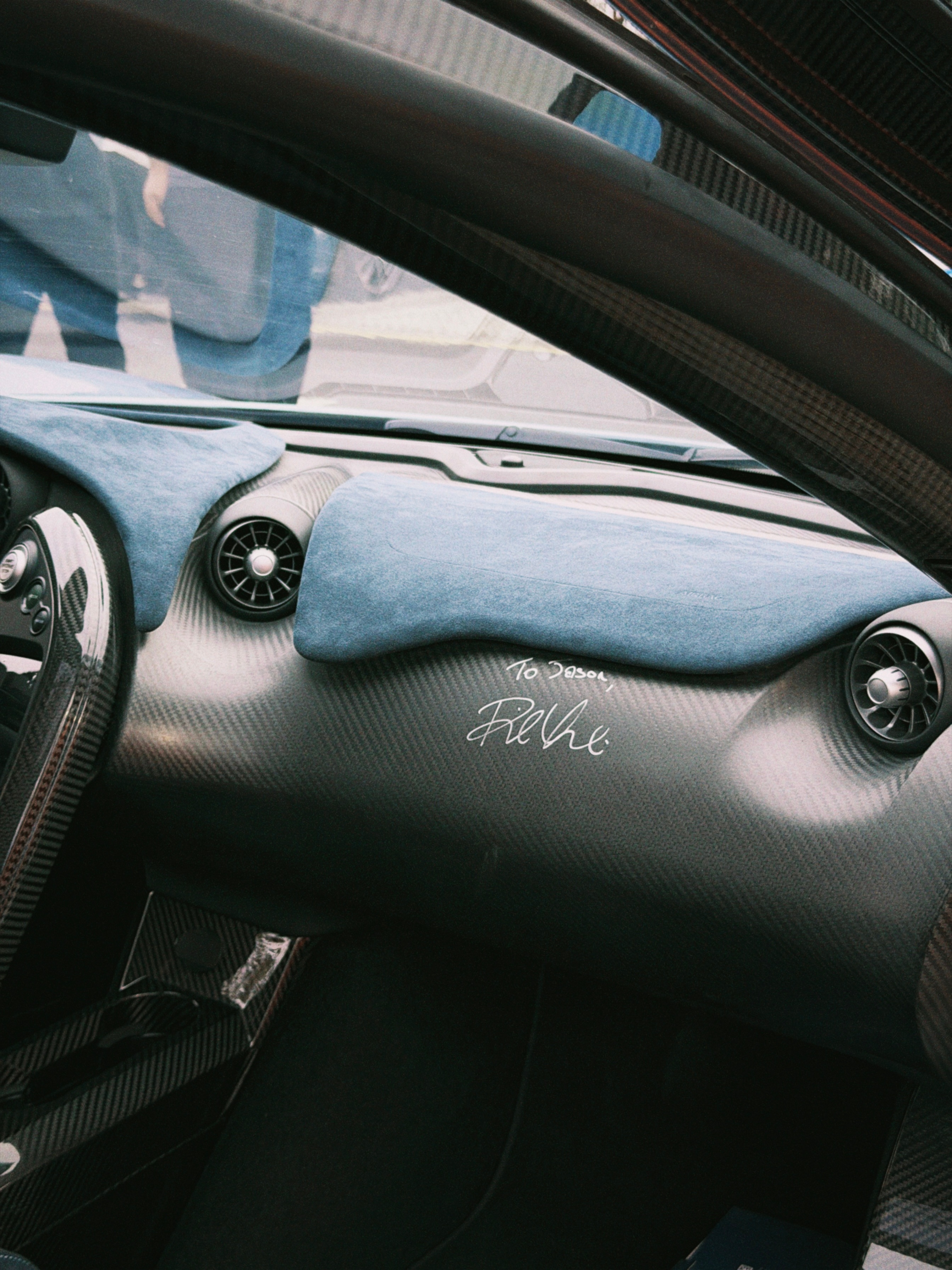 哈蒙德在P1上“乱画”😂在P1和限量版库里南上签名时，哈蒙德问了我几遍，大概意