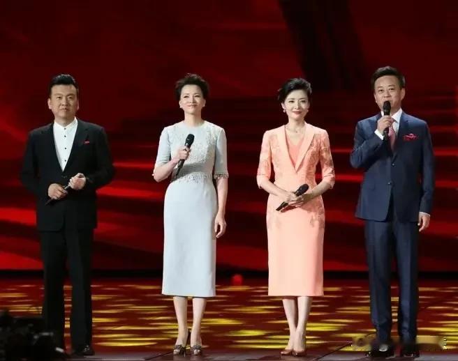 四位主持人，周涛端庄大气，而董卿气质真的好，对了，两位男主持人，一个是朱军，另一