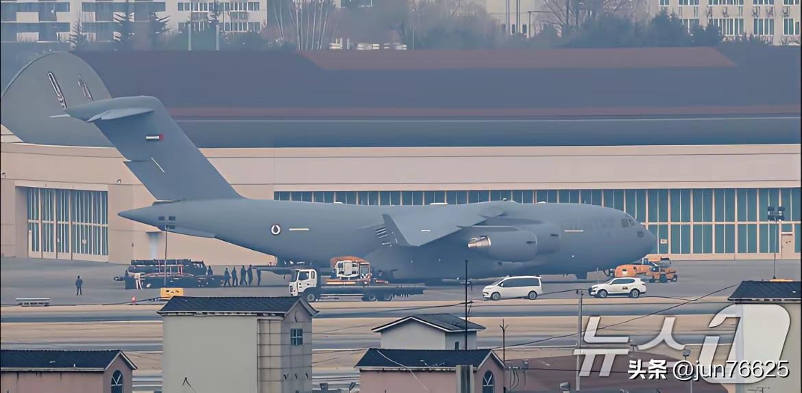 阿联酋防空导弹告罄，到韩国紧急补货！
近日，阿联酋的C-17A飞到韩国接收订购的