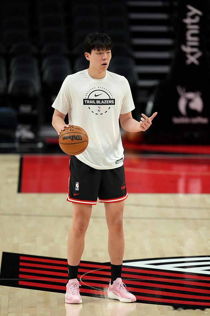 杨瀚森随队征战五连客根据开拓者记者yovic消息：“开拓者已经召回杨瀚森，他将随