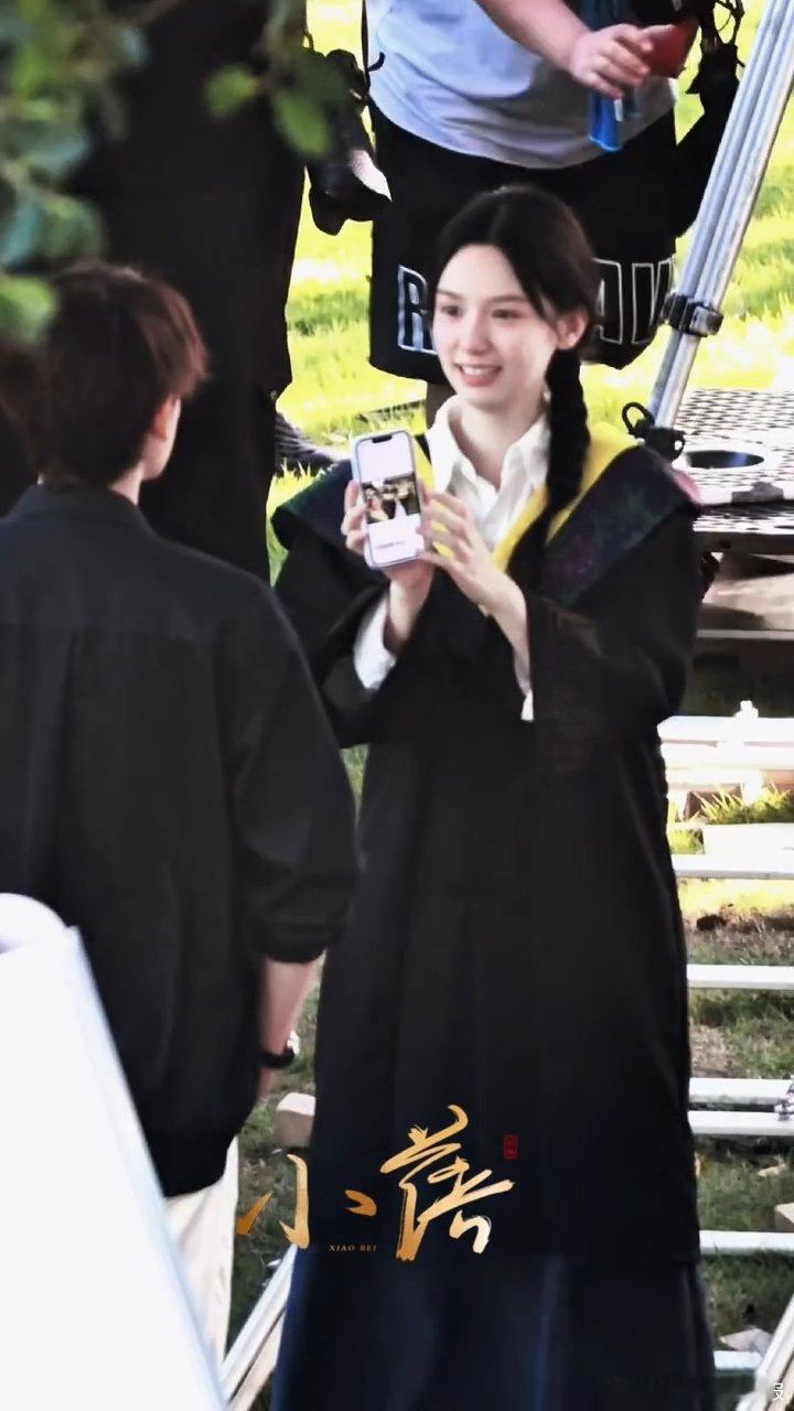 周也周也林诗兰学士服路透周也眼睛哭红了 周也《潮热雨季未解之谜》已经开虐了吗，周
