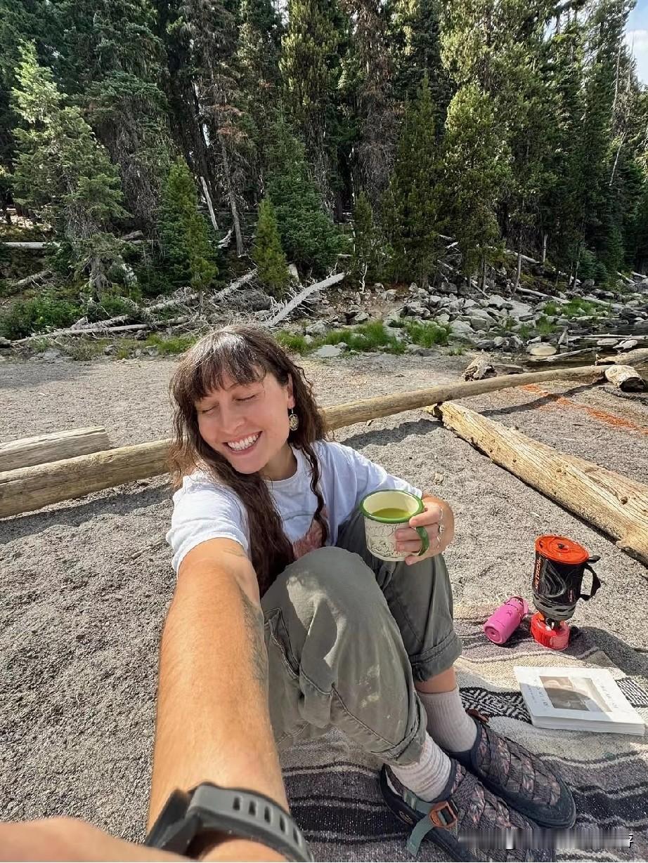 审美积累：
当我把家搬到没有天花板的地方
家可以是任何地方
午后坐在地上发呆
风