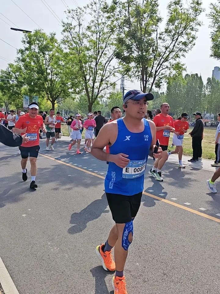 晒图笔记大赛一年一度的保定市环城马拉松已经进行过半，全国各地的选手积极参加，这次