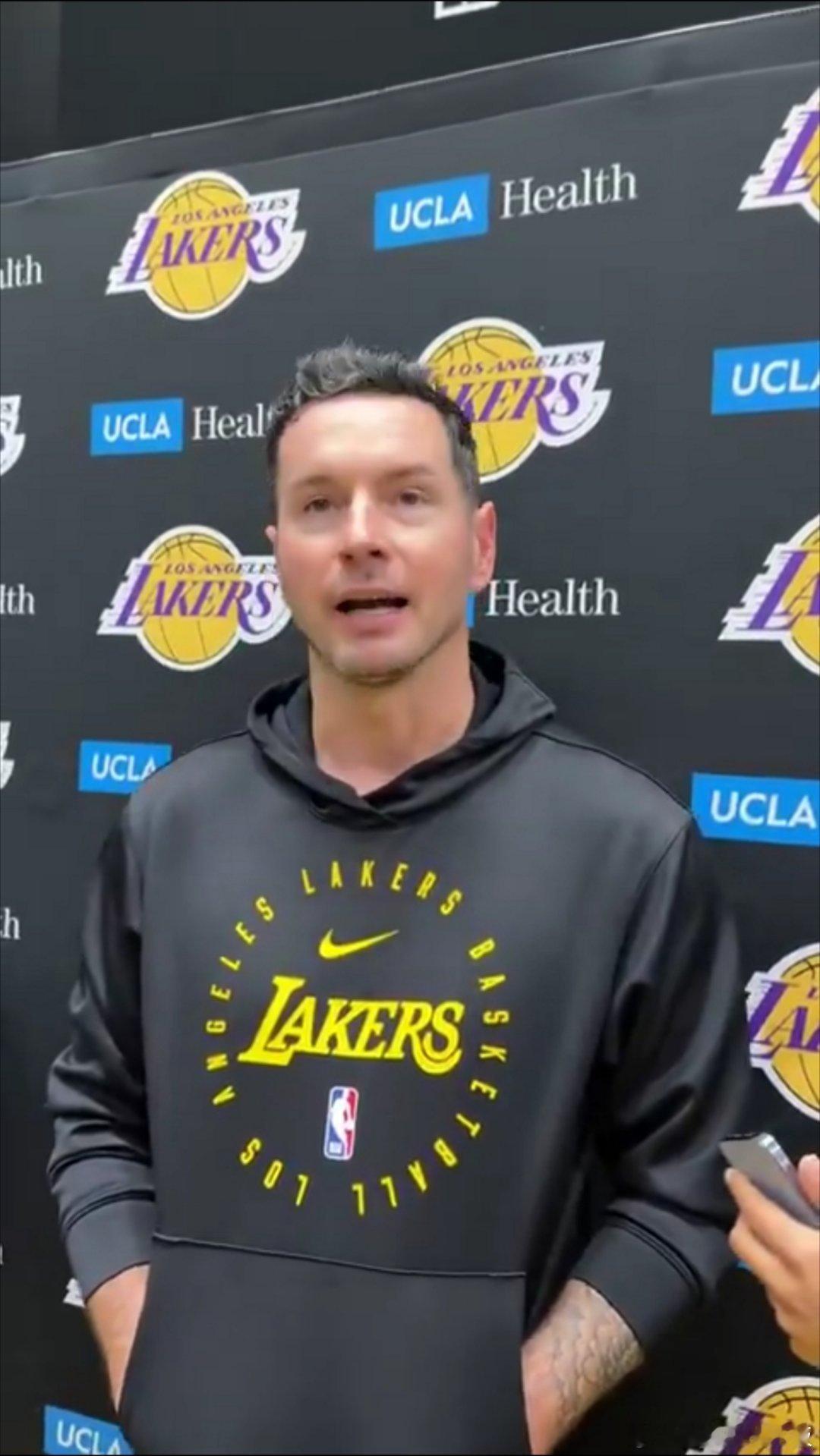 雷迪克透露，东契奇为全体队员、教练组成员及篮球运营部门工作人员，每人赠送了一份礼