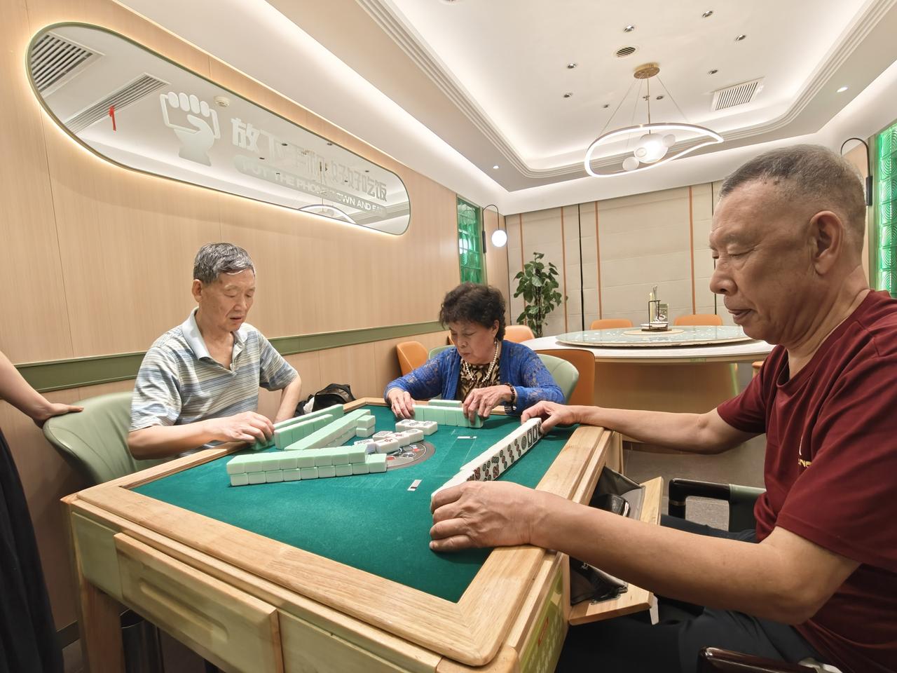 阔别数年再重逢，
组织部老同事相叙甚欢
 
今天老父亲75岁大寿，特意帮他邀来多