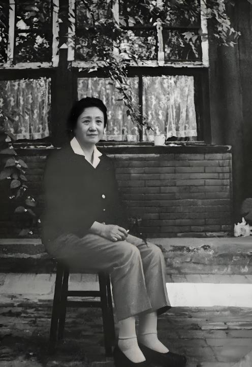 1949年5月，在国民党特务的眼皮子底下，张澜、罗隆基从上海虹桥疗养院的特护病房