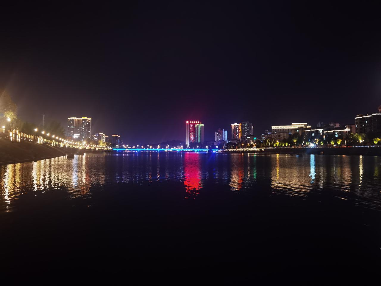 作为销售老油条，我有话要说，
夜景美不美？猜猜这是哪里？
夜景 城市夜景 城市夜