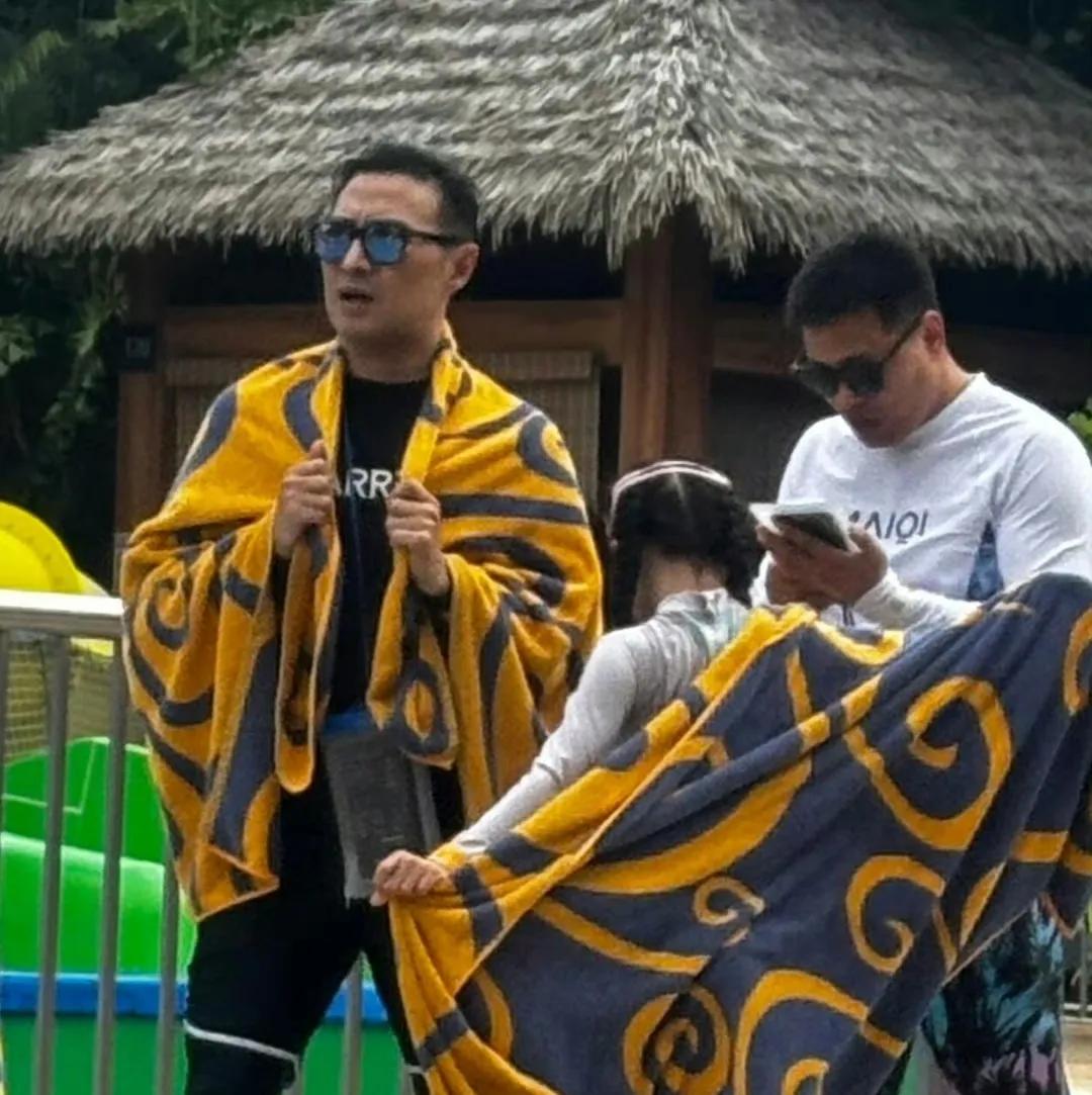 汪峰带4个儿女结束日本游回国，机场温馨牵手画面却被评论区“恶心”言论搅局。二女儿