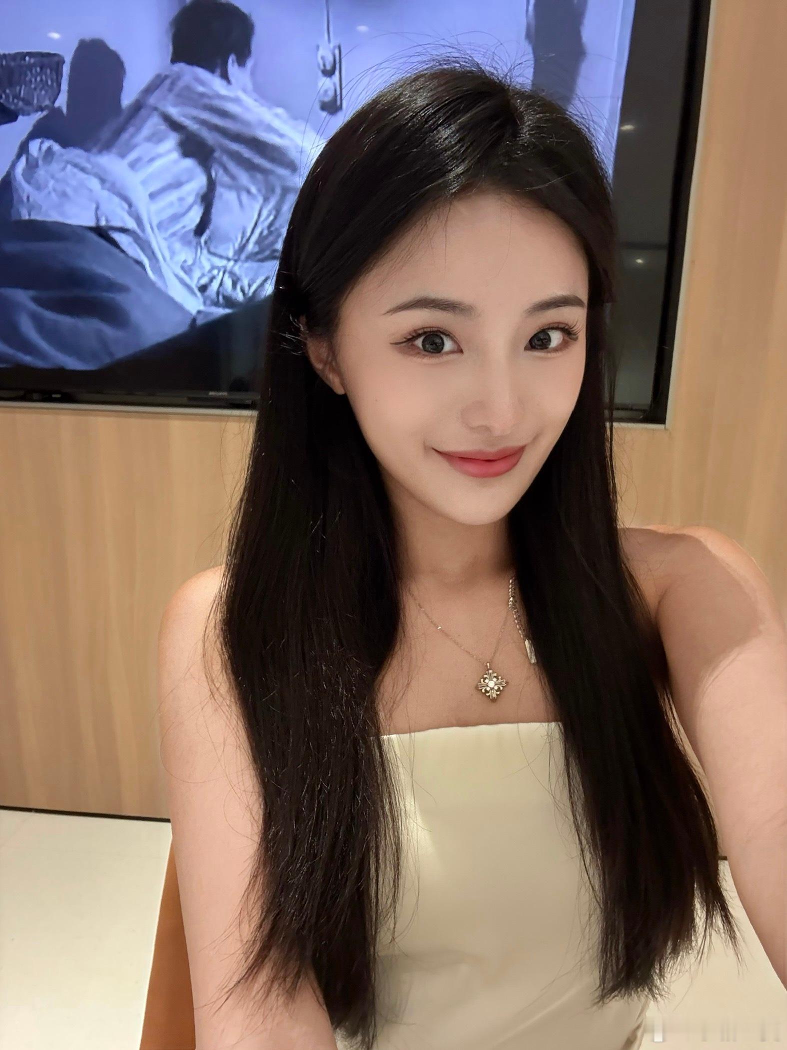 来尝尝“腾势大饭店”的晚餐～[馋嘴]明天去深圳看N8L上市啦！今天刚好路过店里，