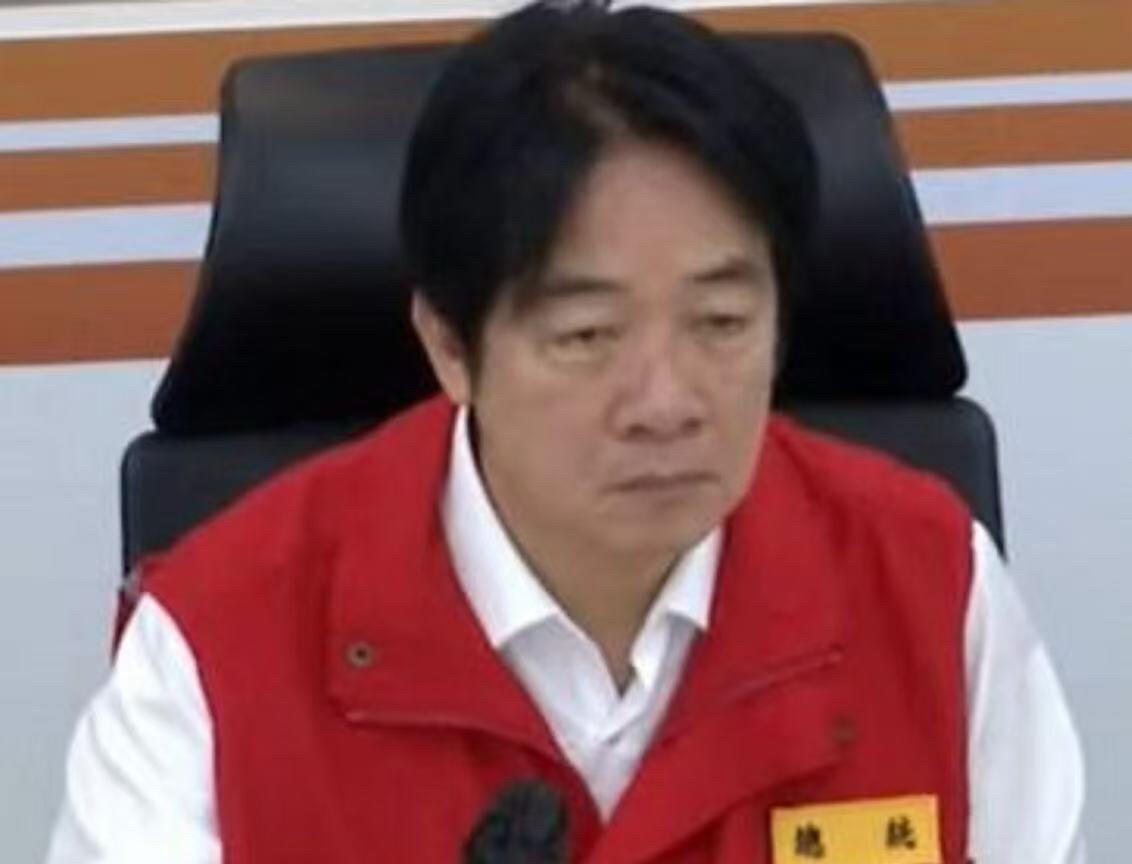 赖清德近期坐镇台风抗灾指挥中心的失魂样，配上两眼无神的现场图，已经被台湾民众骂上