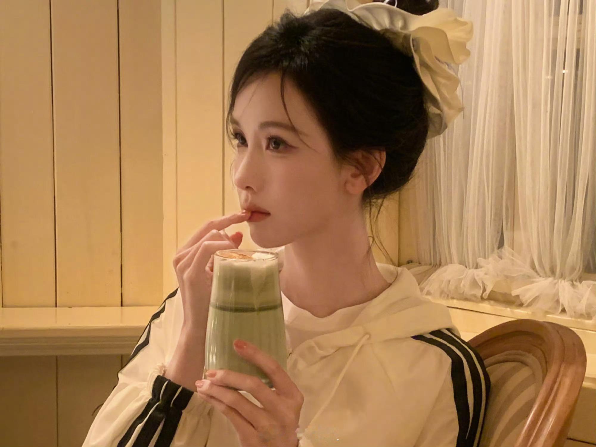 陈都灵白幼薇陈都灵雾妄言 来自的520照片投喂高马尾大蝴蝶结太灵动！陈都灵一身休