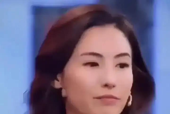 婆婆一句话救场，港媒风向秒变
 
2007年机场，张柏芝抱娃被堵。狄波拉一句孩子