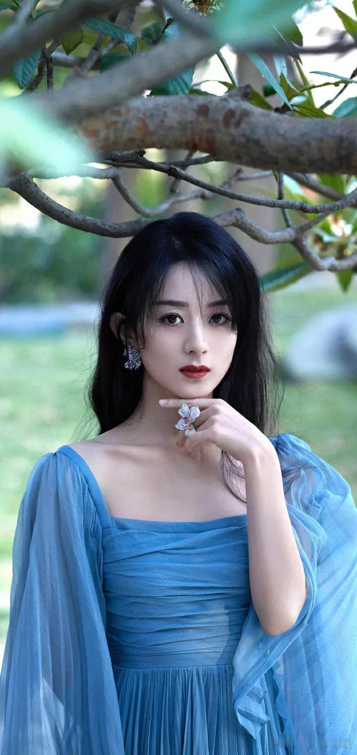 梦幻蓝裙仙子，轻纱飘逸，优雅迷人。灵动女神美如画