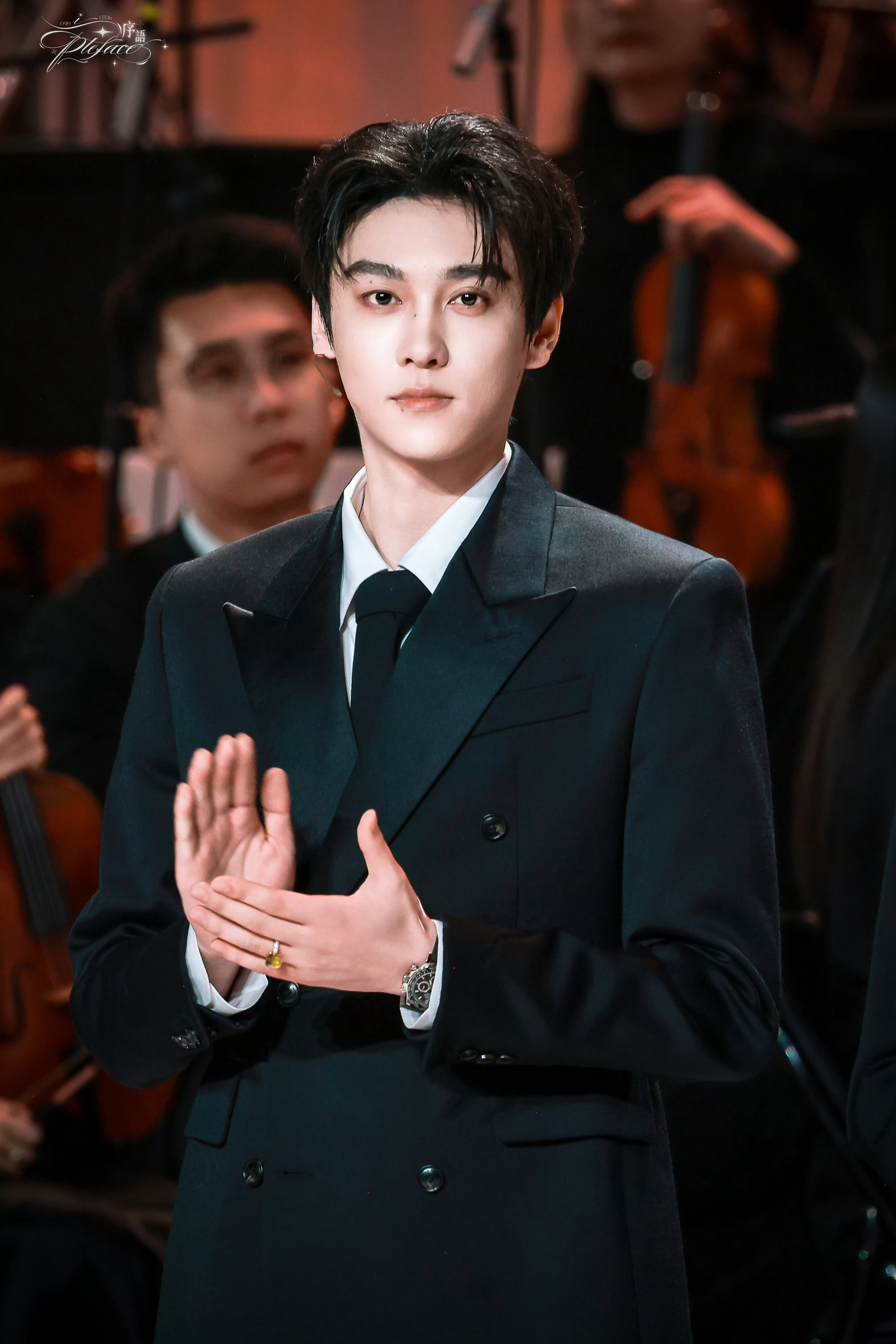 没错！！就这么直视镜头！我们栩你渝生CP站姐就是如此的权威！！CP站此身从此分明