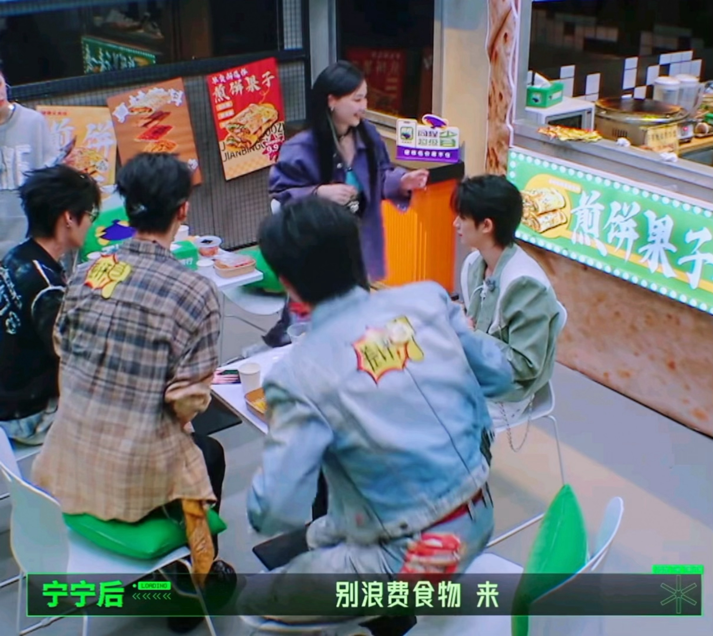 俺家萌萌的小学生道德标兵，放在那边不吃了❌刘宇宁：咱们仨分了🥺别浪费食物🥺刘