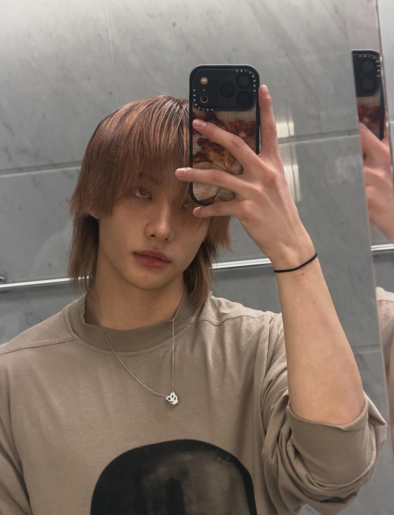 黄铉辰更新社交媒体，日常生活系帅哥