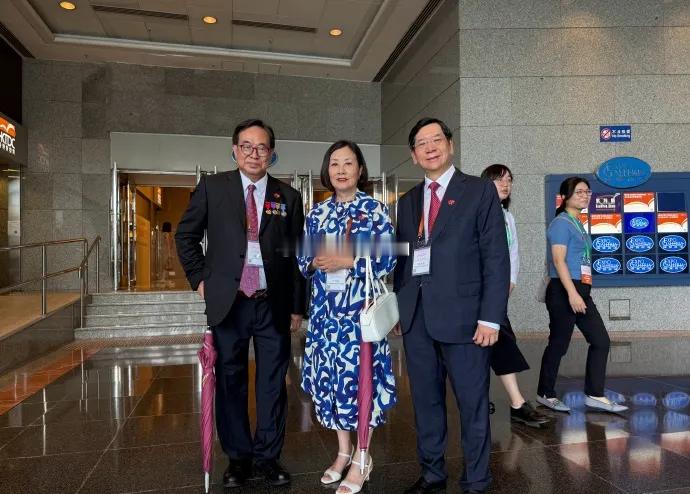 汪明荃在出席纪念活动的时候搭配了一件很漂亮的裙子，身材保持的很好，穿上宽松的裙子