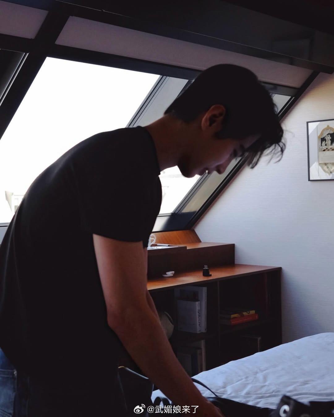 何与ins更新，不上班的时候也要和粉丝见面