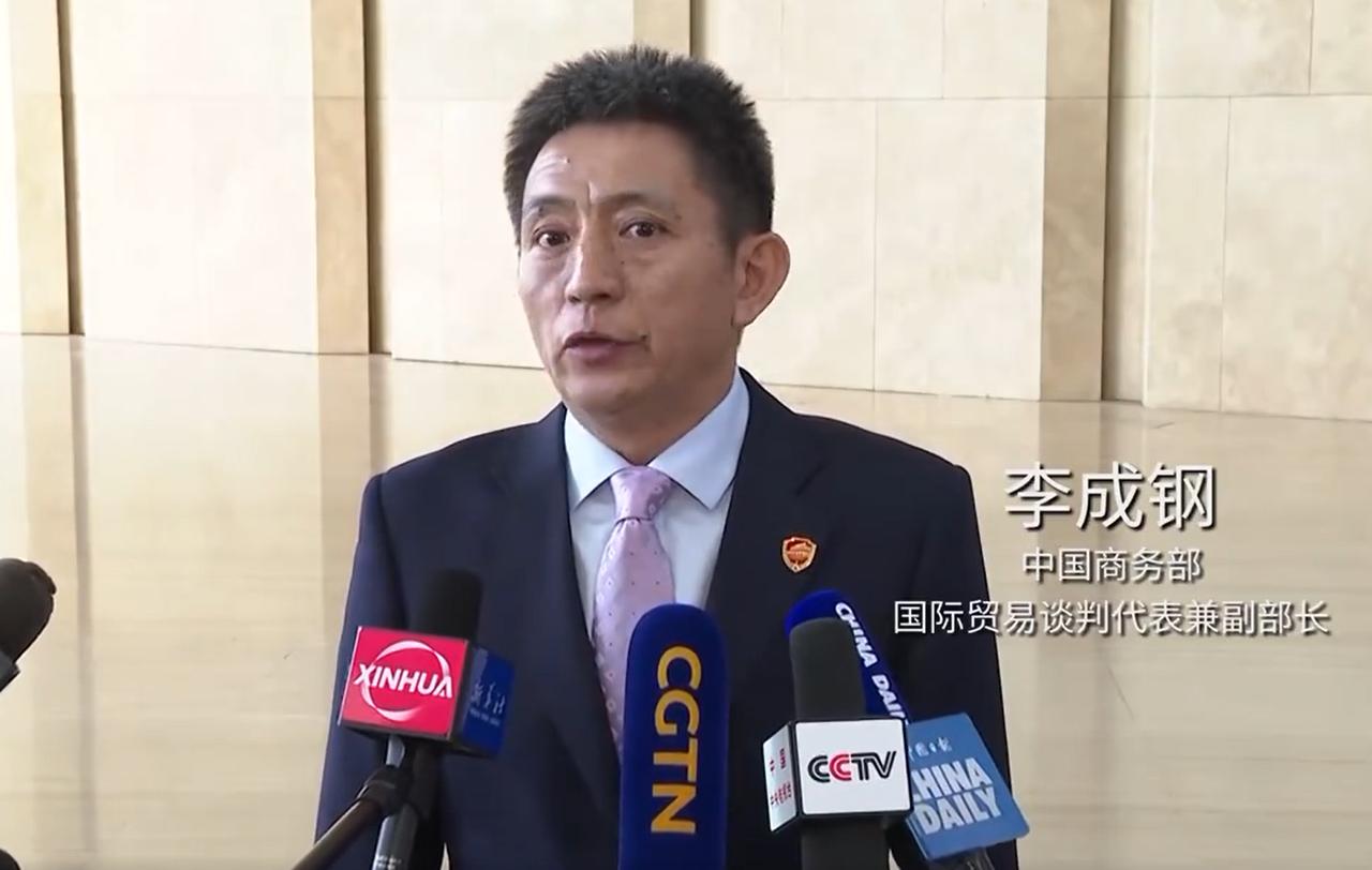 26号商务部谈判代表团对外发布消息称，

中美经贸团队就双方关注的经贸议题进行了