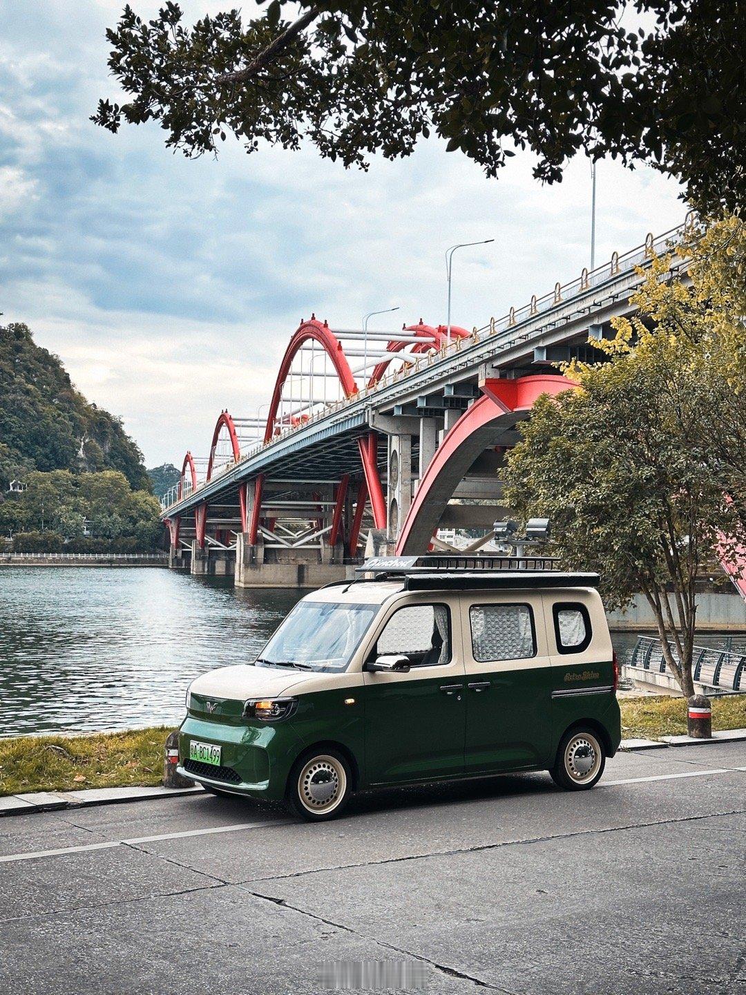 带五菱回它的老家打个卡它真的跟这座城市如此的适配！去到哪都能吸引人围观和搭讪，最