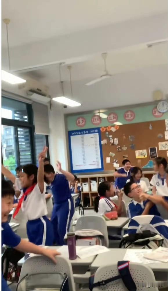 大中午的收到通知要去接娃，红暴了停课了，小朋友们表示非常开心，打工人表示为什么不