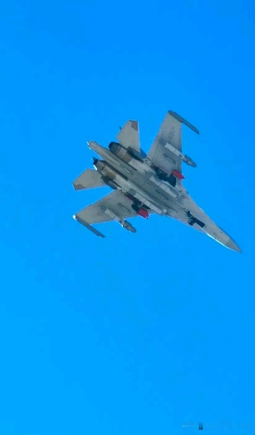 J-16D重载挂点首次揭晓

J-16D脱胎于歼-16，而歼-16本身就继承了苏