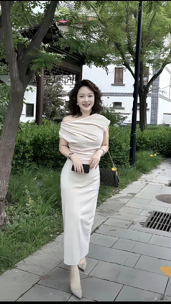 真是岁月不催美人颜。下面图片中的女人据说已经50岁，已经荣升为丈母娘。可看人家的