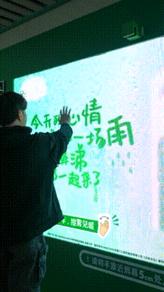 重庆地铁橱窗太会哄人了 不少疲惫打工人的通勤路似蒙着薄纱迷雾，前行易迷茫。近日重