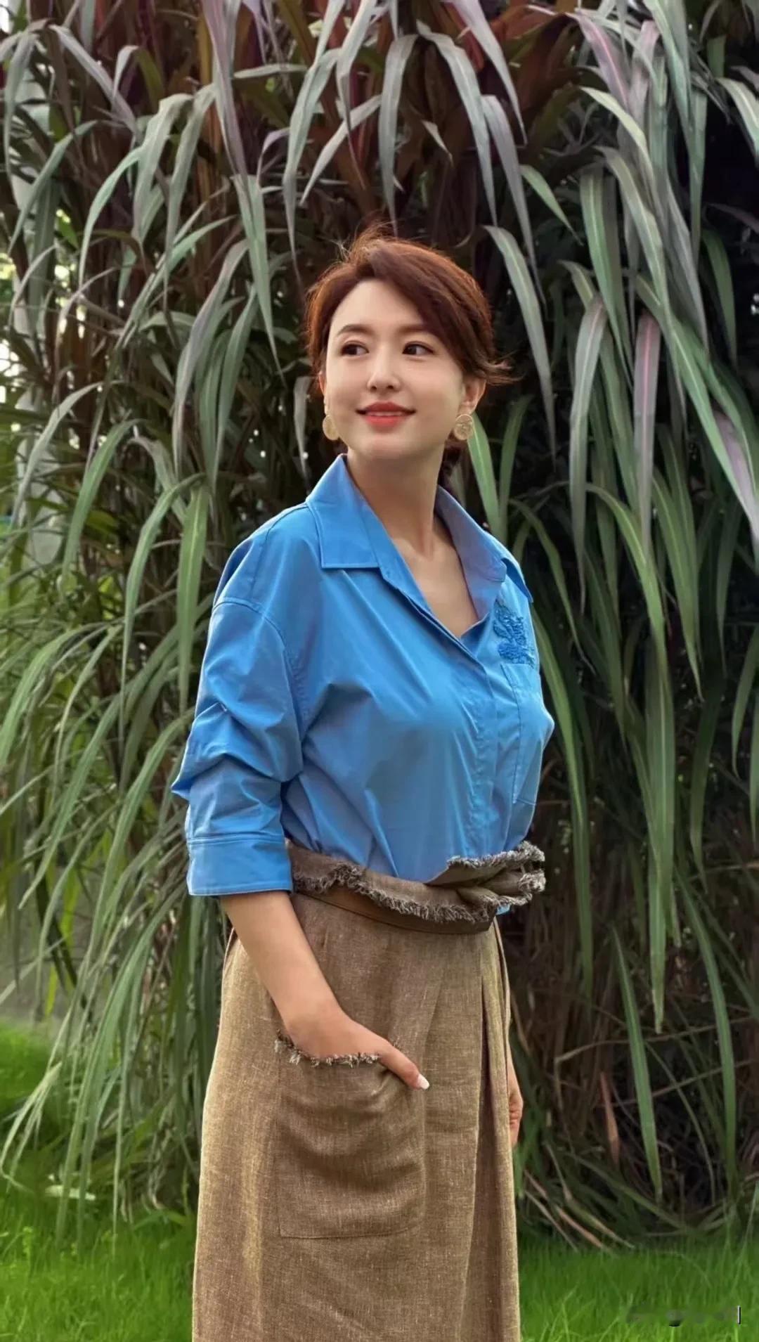 张蕾穿蓝色衬衫被吐槽显胸？丝质面料垂坠感强，遇上她丰满的胸型，侧面看更是比普通人