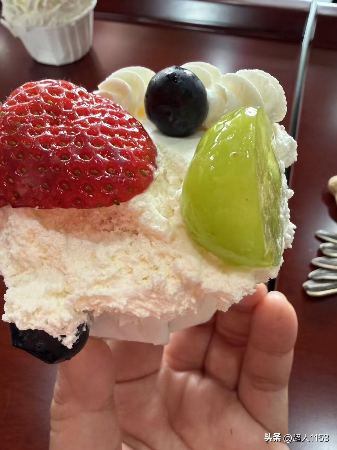 我的今日状态：😁轻松愉快
我这里的天气：☀️晴天


这个蛋糕很暖心，
是女儿