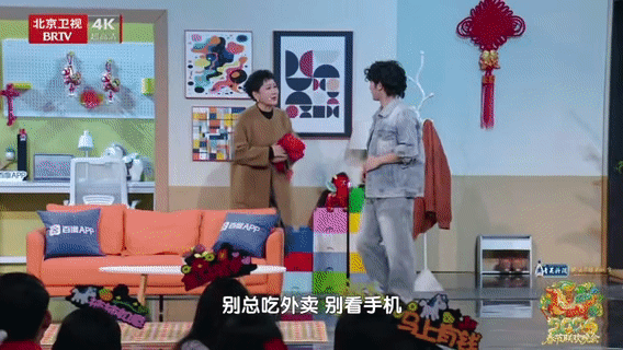 张凯丽63岁春晚状态张凯丽的春晚状态，  岁月仿佛只增添了她的气质，丝毫没带走精