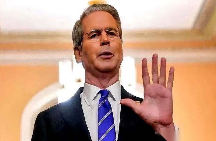 美国财长贝森特对着麦克风放了一句狠话：“现在除了中国，谁还敢买伊朗一滴油？都怕我