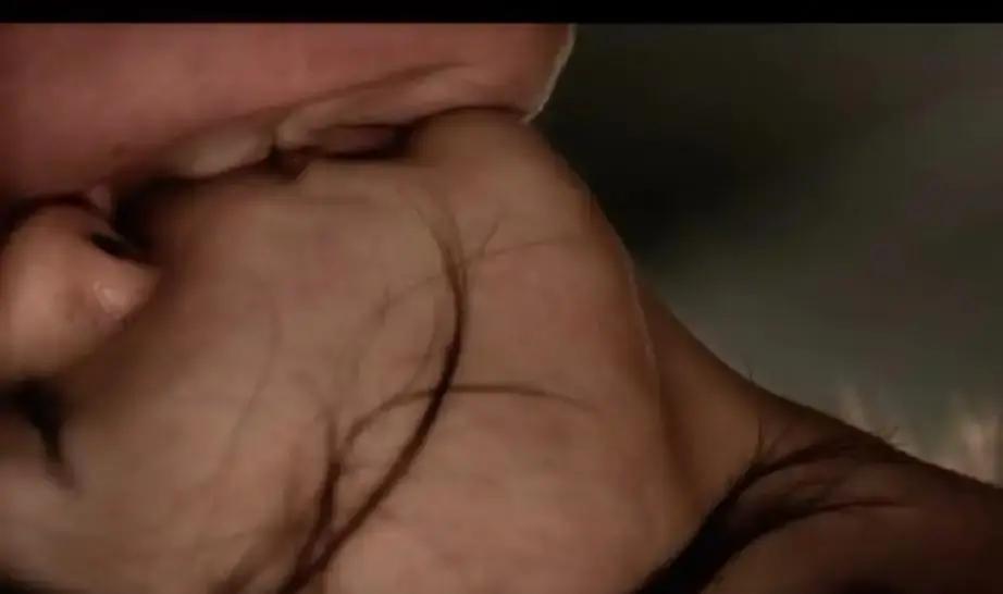 那场戏的“疼”，根本不是演出来的。
网上都在夸孙俪眼神绝了，麻木里有火花，克制里