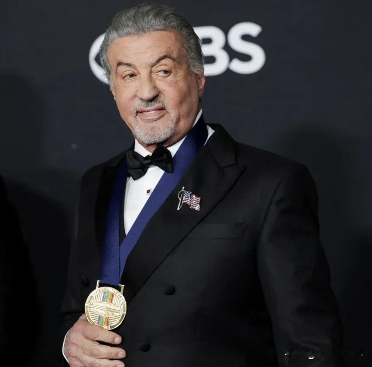 西尔维斯特·史泰龙(Sylvester Stallone)发文表示，很荣幸获得今