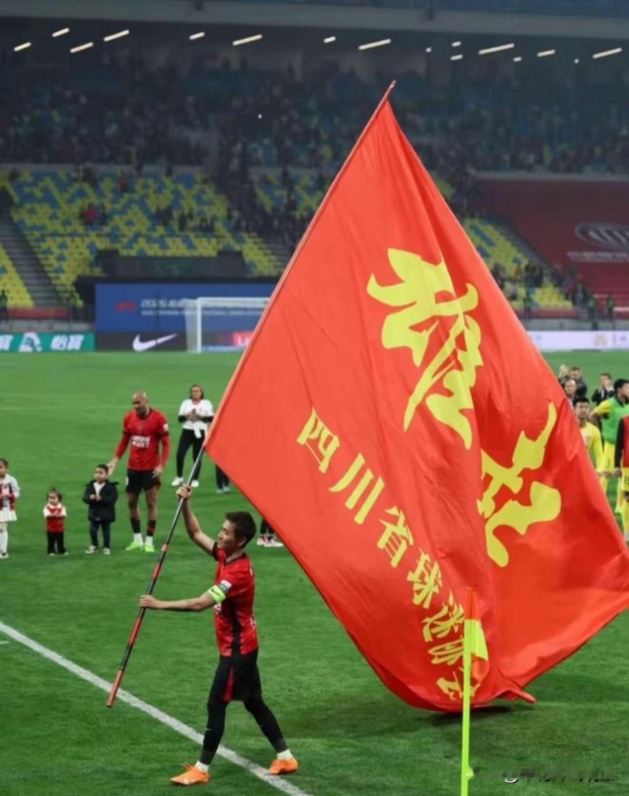 支持豪队，成都雄起。我们必将胜利✌️。一抹中国红中秋家宴庆团圆 成都蓉城 韦世豪