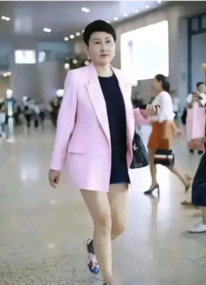 60出头的张凯丽穿这样的服装挺好看的，说明她对于自己的长相和身材还是很满意、很自