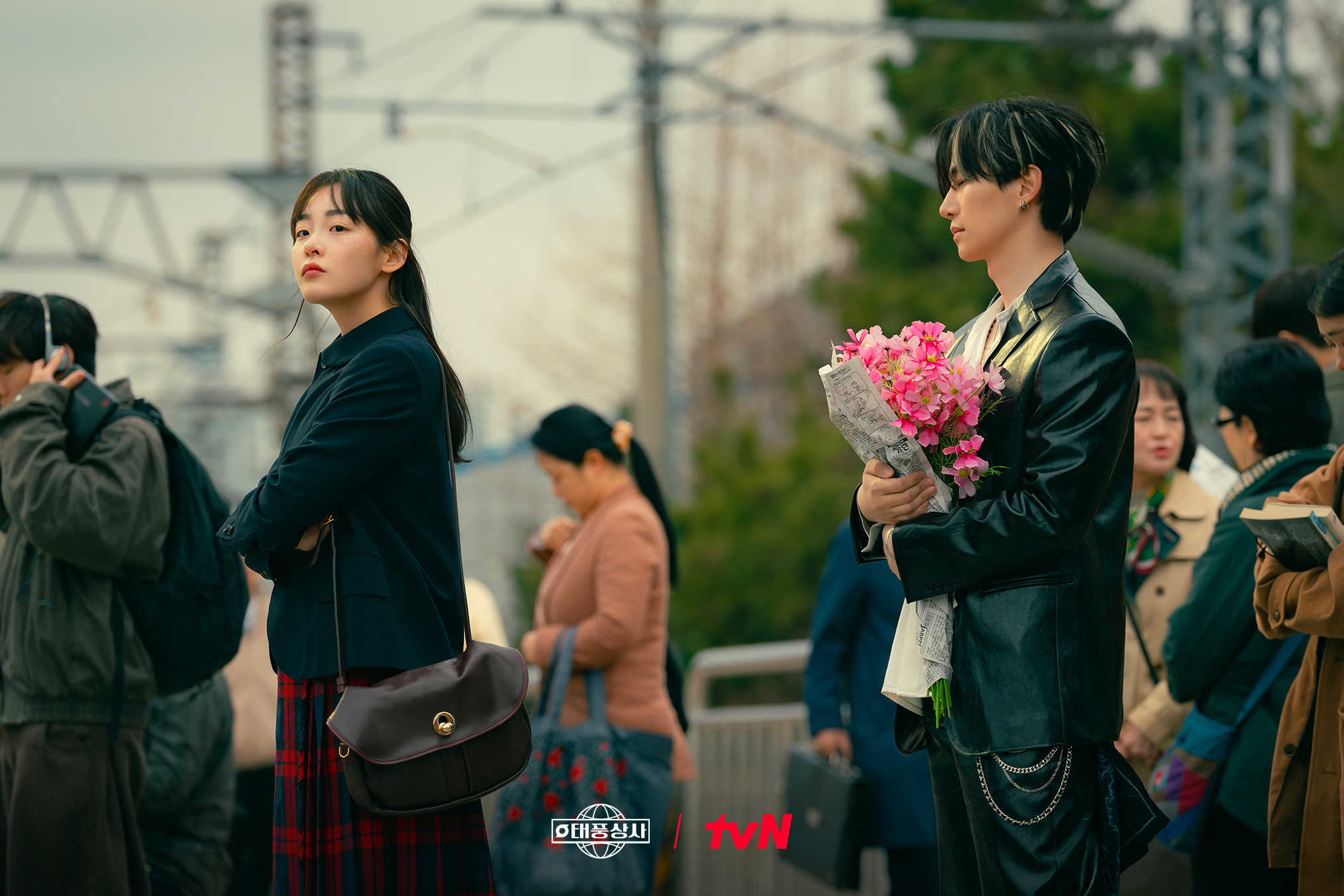 台风商社 李俊昊x金敏荷｜剧照新闻说是两个人的第一次见面，男女主还不认识对方的情