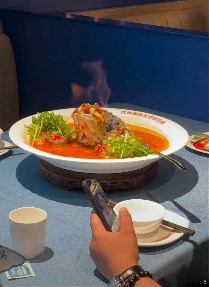 没有人在湖南能拒绝剁椒鱼头 在湖南夜市或是老字号饭馆，剁椒鱼头永远销量稳居前列，