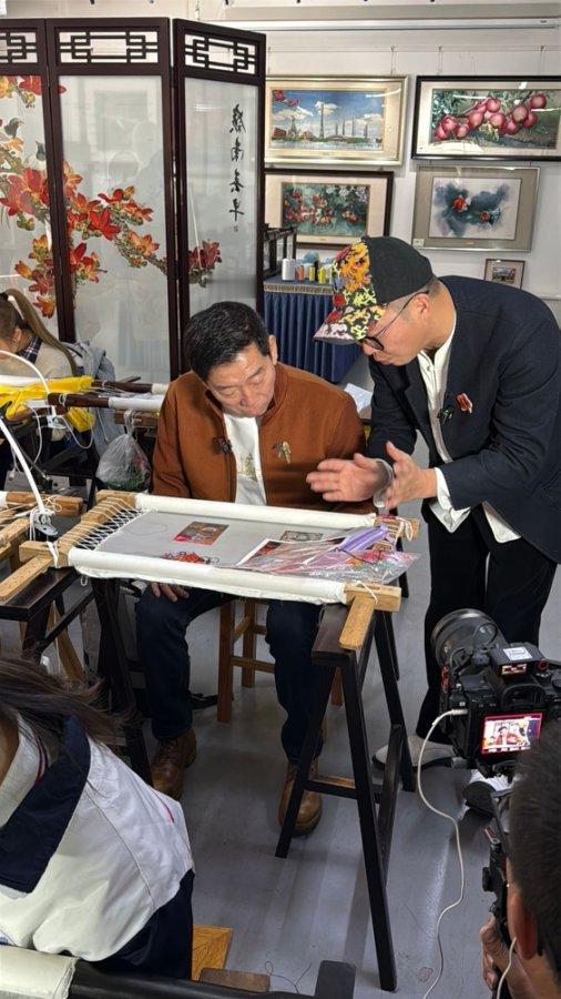 在魏总的广州行里，真感受到了慢慢来的魅力，他在广场观看群狮齐舞的时候，他不仅虚心