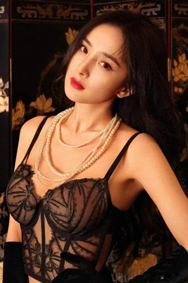 杨幂一组私服出圈，读懂独属于大幂幂的时尚美学