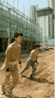 这俩人看着很有力量，可以去拍电视演特种兵了！