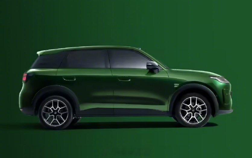 零跑 A10 纯电小型 SUV 迎来首秀。该车定位“智能精品长续航 SUV”，搭