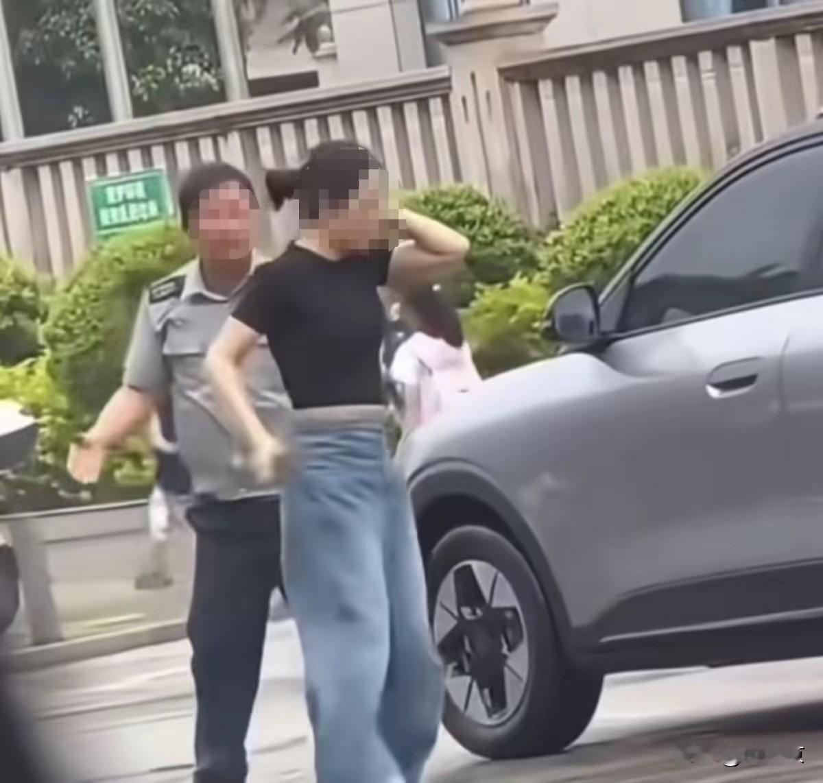 涉事保安已停职一开始刷到视频，就看见女司机对着保安又喊又踹，我还心想：这女的也太