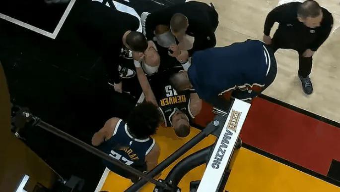 什么鬼？
约老师约圣都伤了，丹佛这到底是什么鬼地方啊？
太倒霉了吧！
太玄学了。