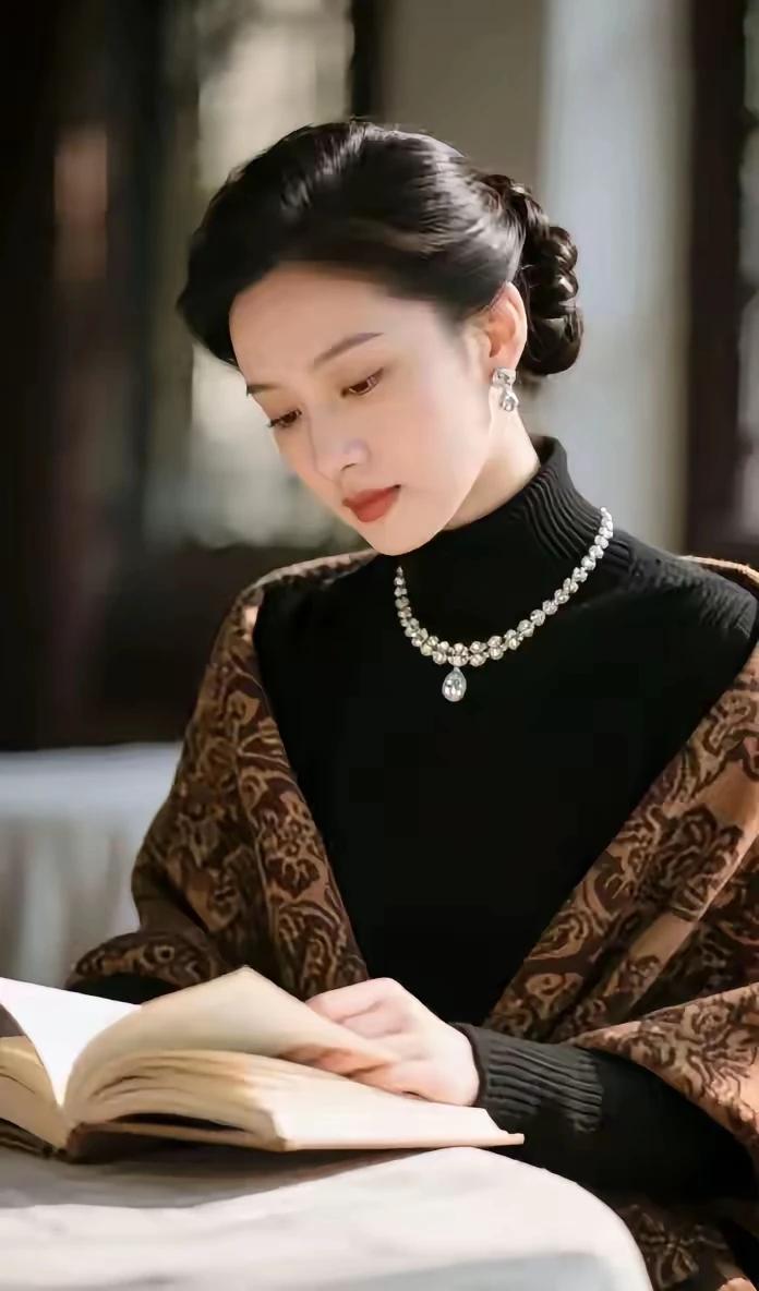 一个情字惹红尘，
世间多少痴情人，
有为情来相思苦，
愿做鸳鸯不羡神。