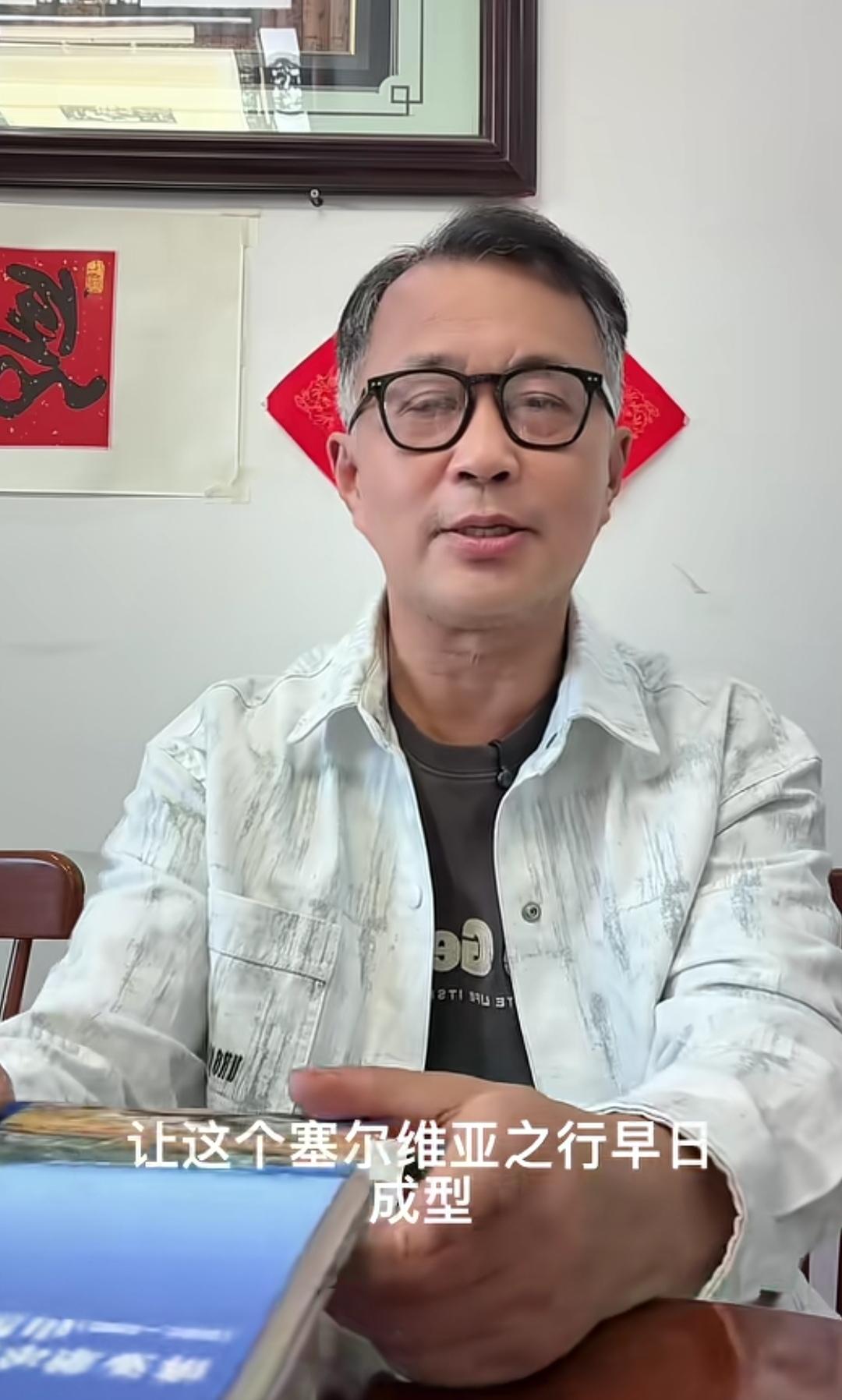 上海流浪汉秒变帅大叔，人靠衣装马靠鞍，沈巍戴上眼镜，穿上白衬衫感觉一下年轻多了，