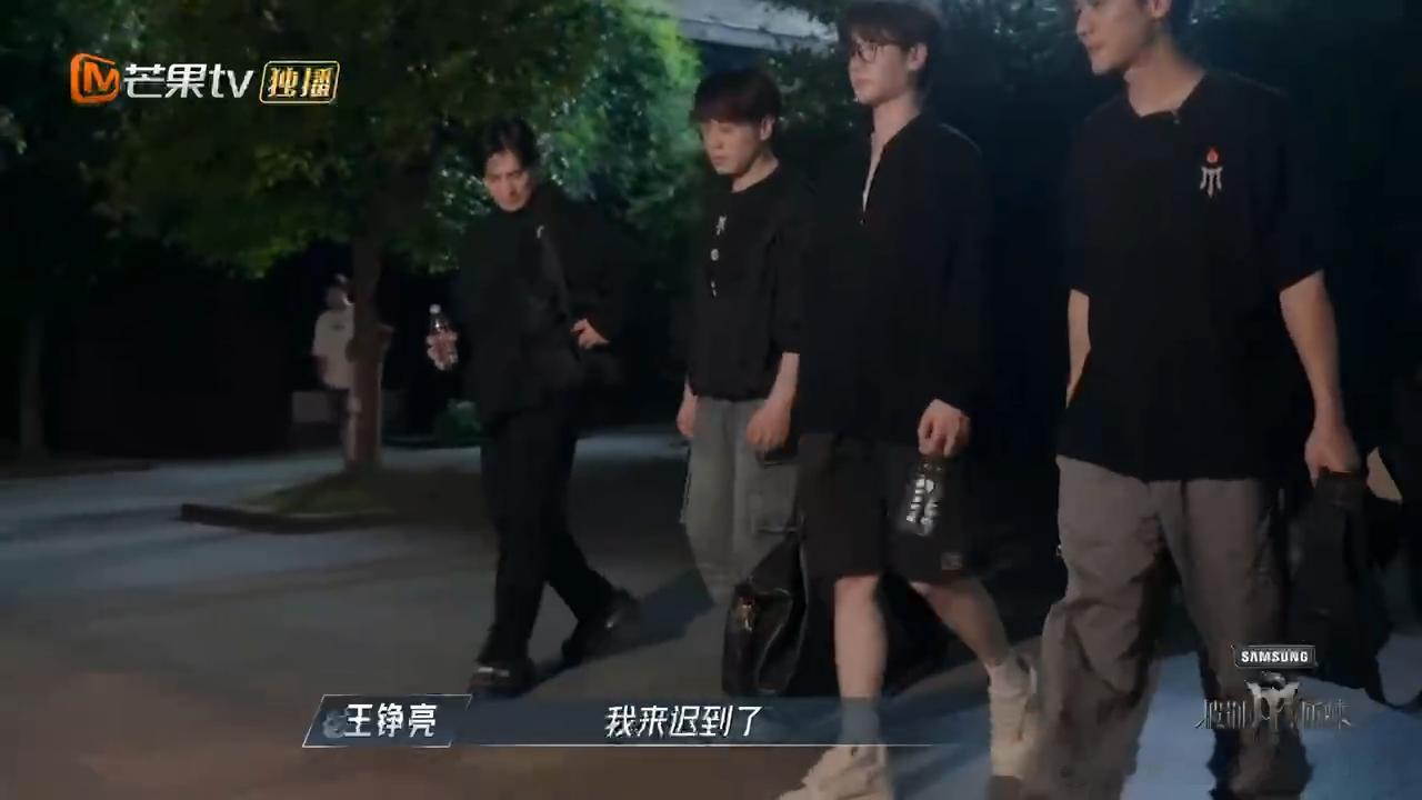 #王铮亮小学曾滚出教室##披荆斩棘4四公#王铮亮这孩子打小就实诚，老师让滚出去，