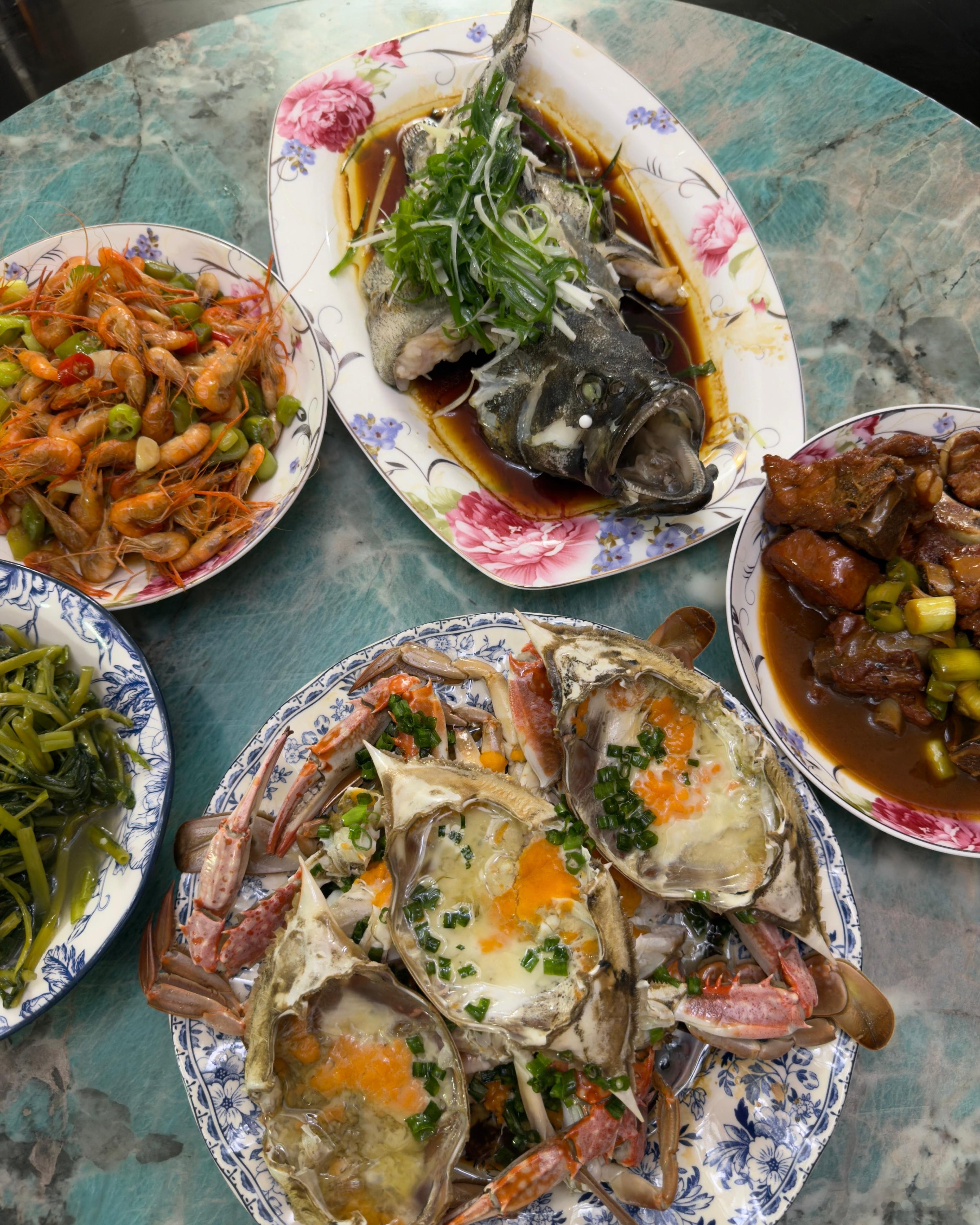 清蒸老虎斑，葱油梭子蟹，红烧排骨，炒河虾，蒜蓉空心菜。小孩爸爸做饭真的很有天赋！